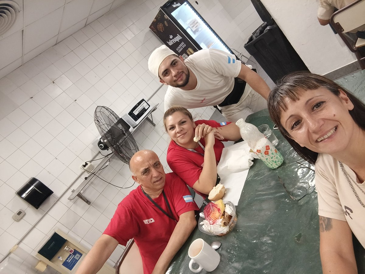 VaneRamos1402's tweet image. Nuestros desayunos y meriendas siempre es con ellos. @CarlosPerezSEC @BuffonePablo @gabyfranch77 @DanielOveja por un 2026 lleno de risas.