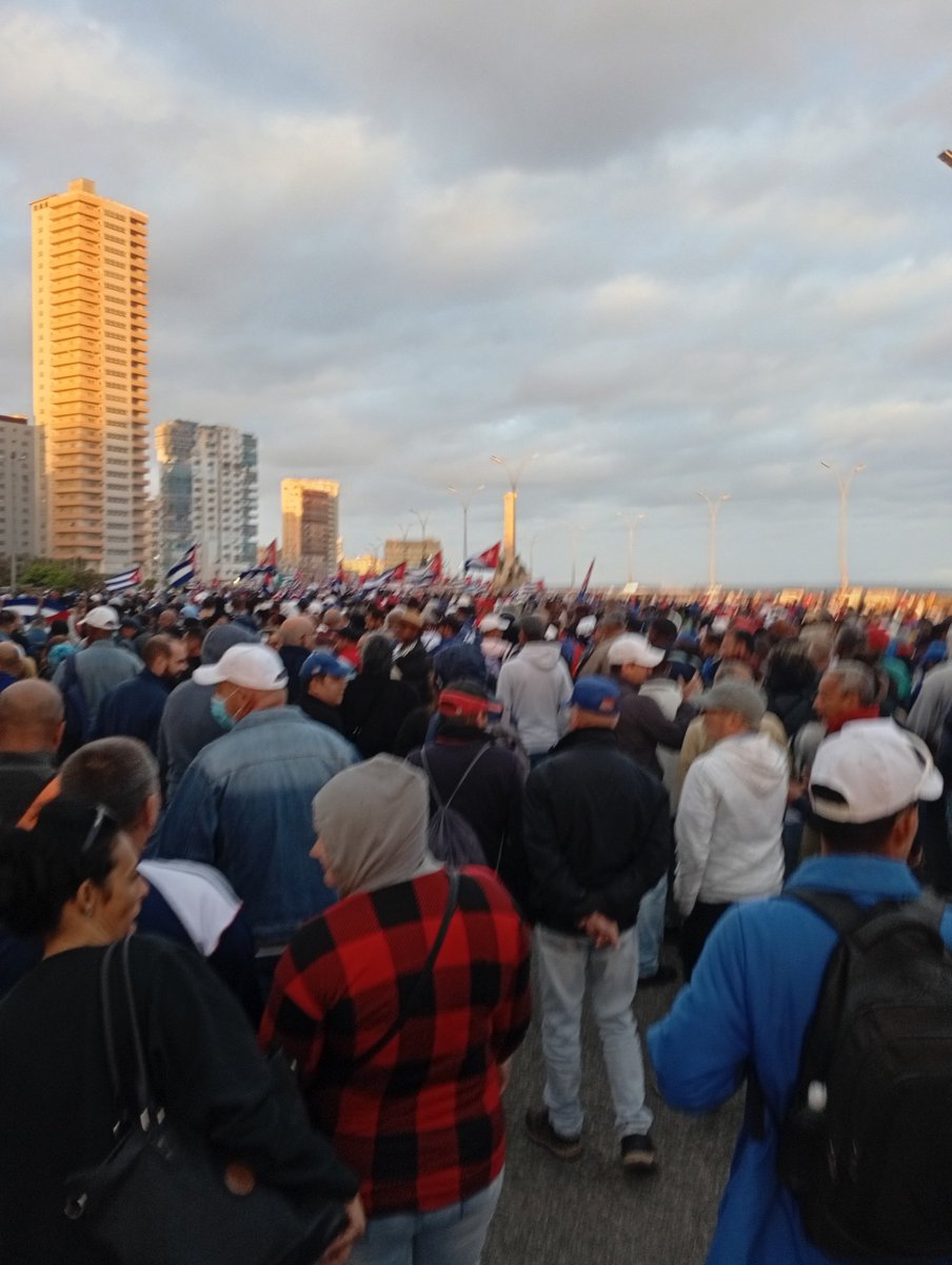 El pueblo combatiente marcha en homenaje a sus héroes caídos en #Venezuela, como expresión del inquebrantable respaldo a la Revolución y al socialismo.
✨La defensa de la Patria es el deber más sagrado. #Cuba es un pueblo de Patria o Muerte, VENCEREMOS 
#CubaEstáFirme