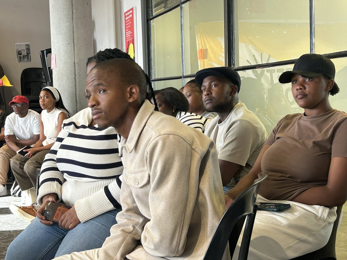 equal_education's tweet photo. [TeamMeeting] 💛🖤📚 Welcoming our 2026 volunteer facilitators! Reflecting on the movement, sharing experiences &amp; discussing expectations. New recruits bringing passion to the fight for better education! ✊🏾 #EEHumans https://t.co/8192p2AcB8