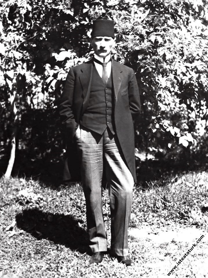 Başbuğ'un en sevdiğim resmidir. Hikayesini bilenler bu memleketin ne imkansızlıklarla kendini var ettiğini bilirler. Ey Atatürk; sana minnettarız.