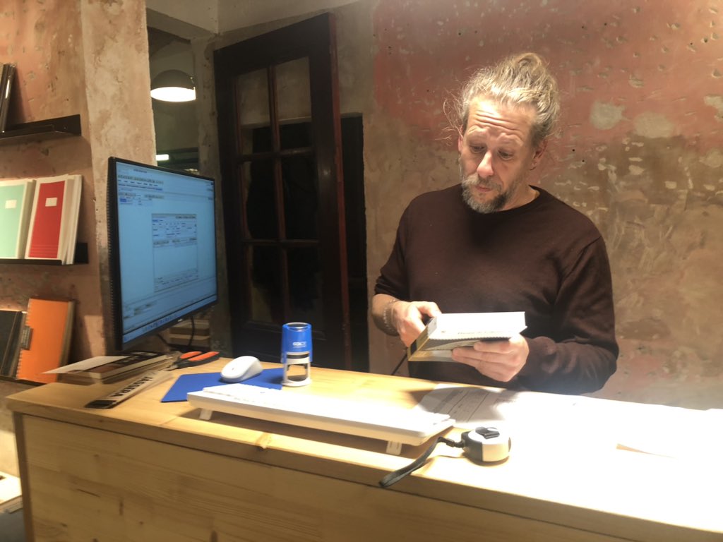 Ja heu passat per Jàssera? La nova llibreria de teatre de Barcelona, regentada pel gran director escènic <a href="/ferranutzet/">Ferran Utzet</a> 
Al carrer de les Sitges núm 8.