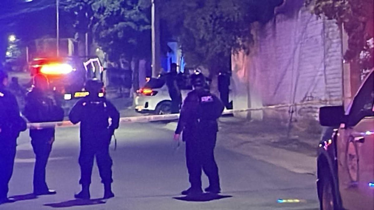 InformanSinaloa's tweet photo. En un intento de despojar su auto integrantes de "Los Mayos" acribillan a escolta en villa fontana en Culiacán. https://t.co/zPUBjKVNQZ