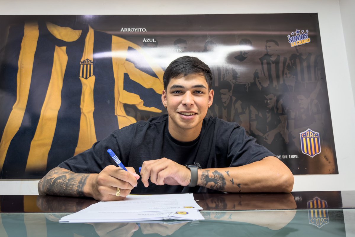 RosarioCentral's tweet image. 🇺🇦✍🏻 ¡Juan Gimenez renovó su contrato!

El defensor juvenil extendió su vínculo con el Canalla. 

¡Felicitaciones! 👏🏻