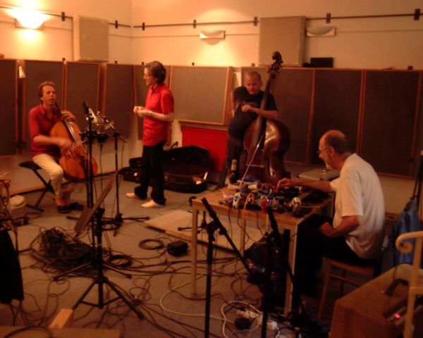 FROM THE ARCHIVE: 'Snow White in Appalachia', the story of David Sylvian's meetings in Köln in 2004, of exploratory sessions in Vienna, never-used recordings with Noël Akchoté, and the hand of Christian Fennesz in this highlight from Manafon.
Read here: sylvianvista.com/2021/07/23/sno…