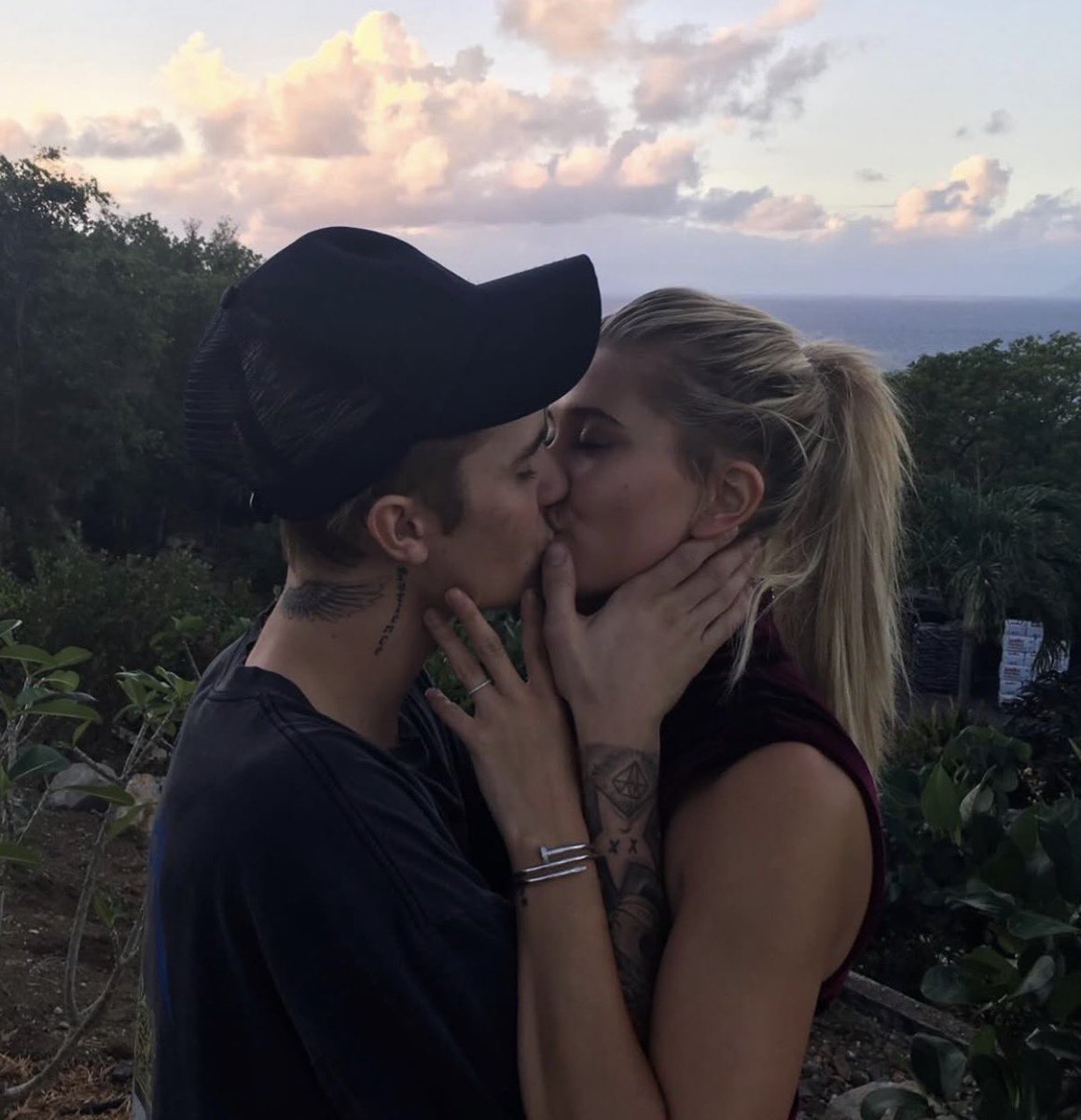 jbiebertraacker's tweet image. WE FINALLY GOT THAT PIC!!!!!