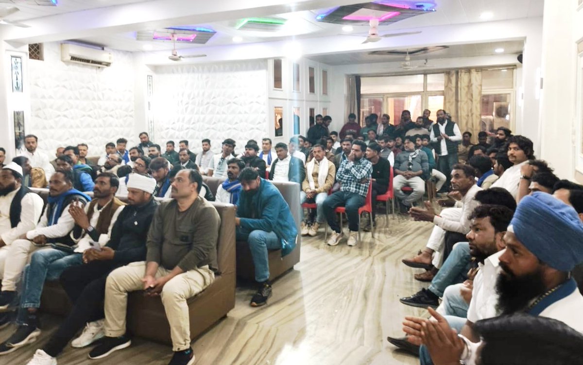 Santoshchuoha's tweet photo. आज शिवपुरी में जिला स्तरीय समीक्षा बैठक में  सम्मिलित हुए जिसमें ASP के प्रदेश अध्यक्ष मा . @satyendravidrori जी और आज इस मौके पर पूर्व पार्षद कांग्रेस छोड़कर सैकड़ों लोगों ने @ASP4Nagina सांसद और @BhimArmyChief  जी के संघर्ष से प्रभावित होकर @AzadSamajParty की सदस्यता ग्रहण की। https://t.co/WPWSPAaXAt