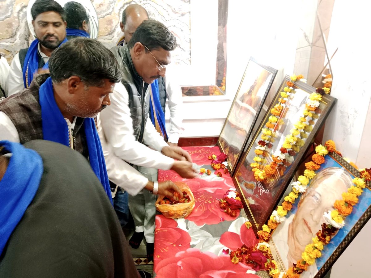 Santoshchuoha's tweet photo. आज शिवपुरी में जिला स्तरीय समीक्षा बैठक में  सम्मिलित हुए जिसमें ASP के प्रदेश अध्यक्ष मा . @satyendravidrori जी और आज इस मौके पर पूर्व पार्षद कांग्रेस छोड़कर सैकड़ों लोगों ने @ASP4Nagina सांसद और @BhimArmyChief  जी के संघर्ष से प्रभावित होकर @AzadSamajParty की सदस्यता ग्रहण की। https://t.co/WPWSPAaXAt