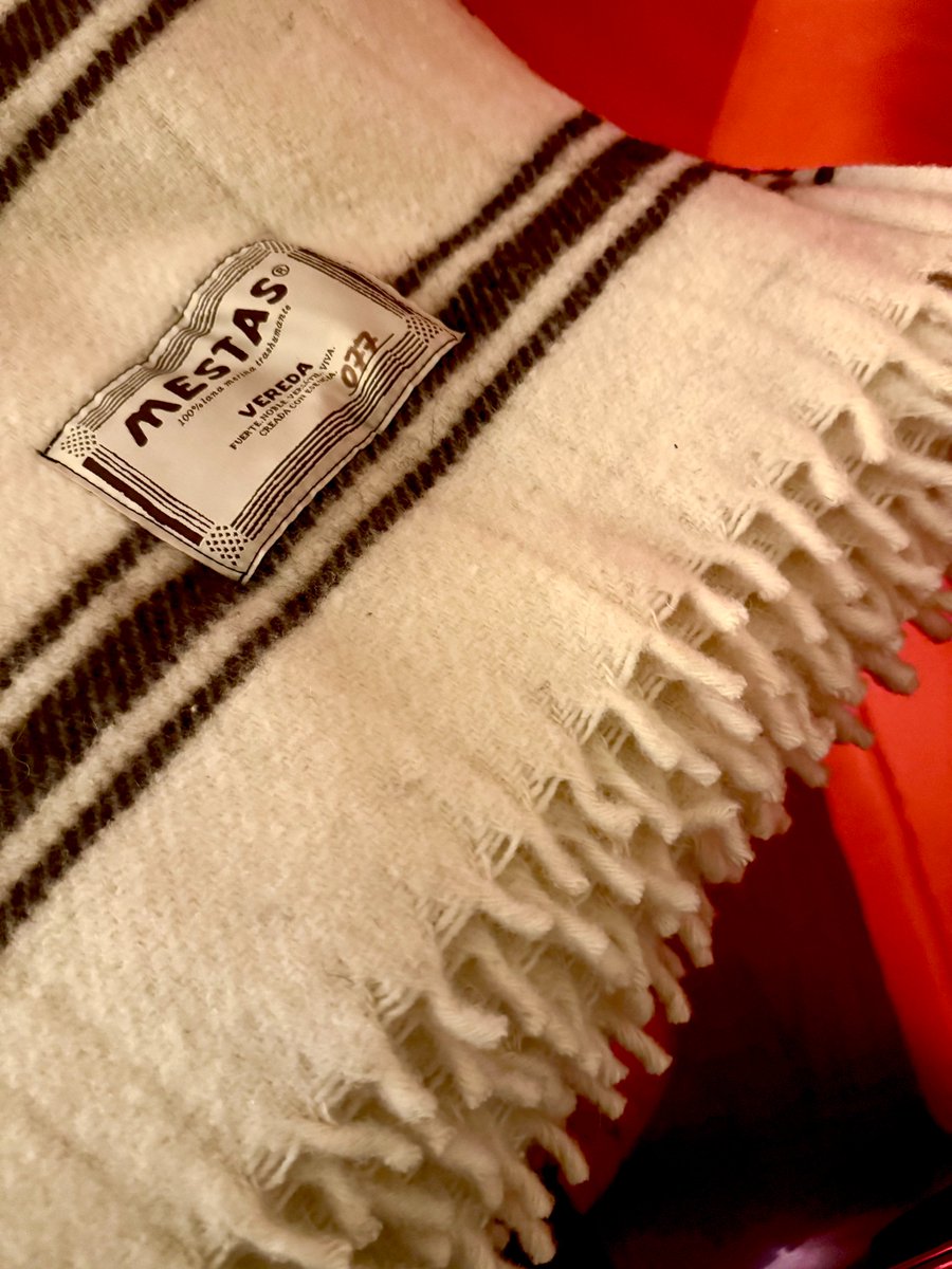 En la armada de 1588 usaron «medias calzas de aguja de lana». La experiencia de poseer un artículo hecho a mano, con lana merina de rebaños trashumantes de este país, sin teñir, y elaborado artesanalmente en España, es algo único que se siente nada más tocarlo.
Un proyecto de