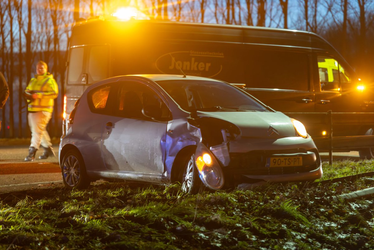 Aanrijding met drie voertuigen bij Terwispel