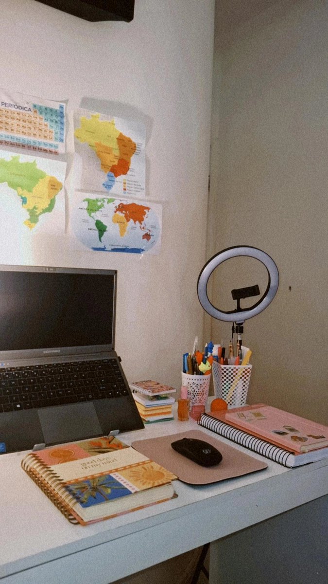 study_mah's tweet image. Apaixonada no meu humilde cantinho de estudos🥹