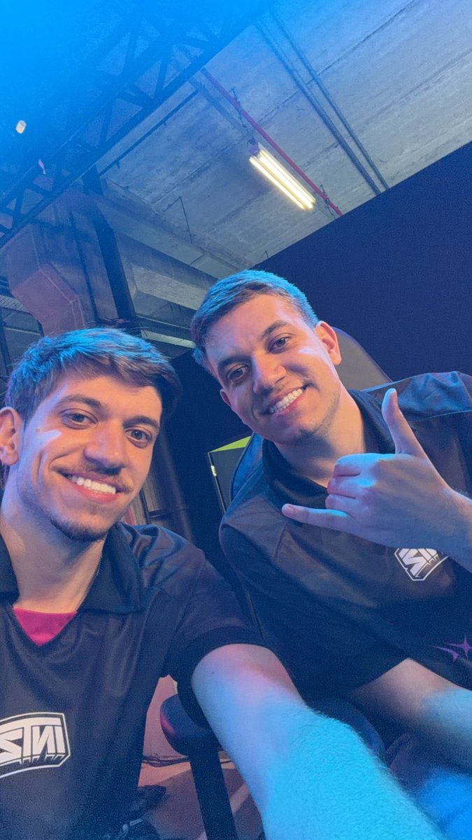 Edu_Oller's tweet image. TOP 3-4 EP Games

Primeiro torneio com a camisa da @INTZ, muito feliz com essa nova etapa e também com todo apoio que recebi!🧑‍🚀🖤🤍

Feliz em ter participado de um campeonato com pessoas que eu amo e admiro❤️

Ainda mais feliz pelo título do meu irmão e teammate @VitorOller! 🏆