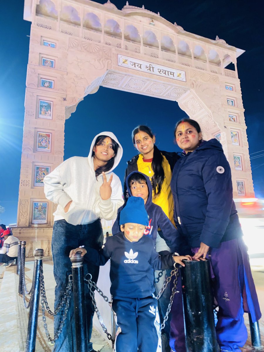 vishnucool87's tweet photo. Happy new 2026 Par Pahli baar Vishnucool khatushyam ke dwar aaye hai with family#viralpost #khatushyam #torandwar #vishnucool https://t.co/wWDWsFLUoS
