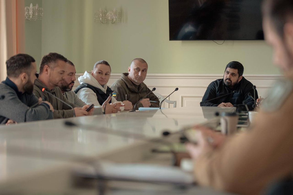 tymur_tkachenko's tweet image. Провів нараду з головами районних державних адміністрацій і профільними посадовцями. Тема – Київ і тепло в домівках киян. 

У столиці діє надзвичайна ситуація. Працюють два штаби – загальнодержавний і міський. Наше ключове завдання – швидка координація: Пункти Незламності,…