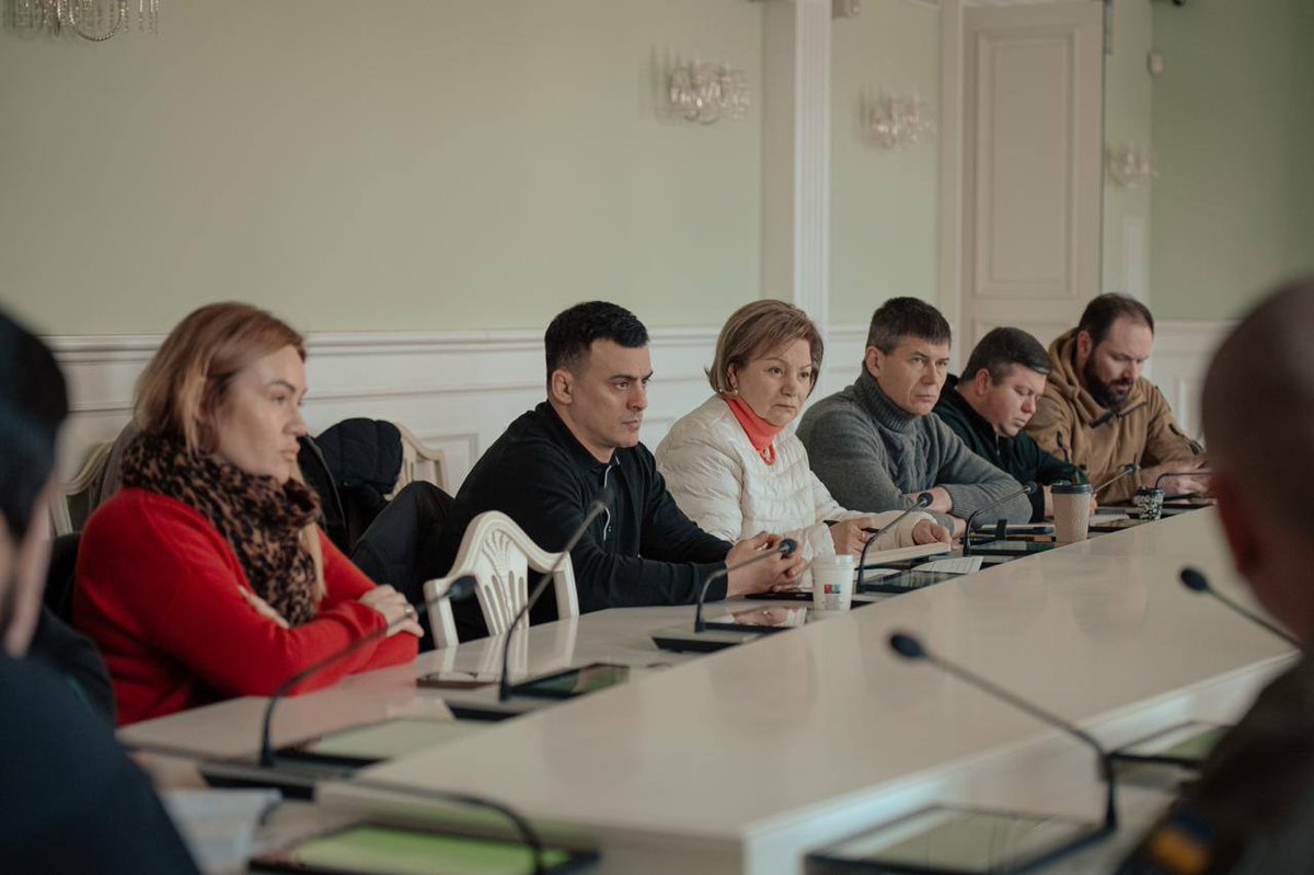 tymur_tkachenko's tweet image. Провів нараду з головами районних державних адміністрацій і профільними посадовцями. Тема – Київ і тепло в домівках киян. 

У столиці діє надзвичайна ситуація. Працюють два штаби – загальнодержавний і міський. Наше ключове завдання – швидка координація: Пункти Незламності,…