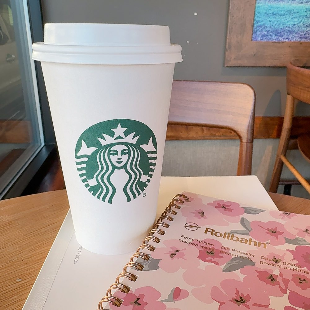 下の子を自動運転タクシー（Waymo）で保育園に送って、スタバで去年の振り返り＆今年の目標整理します✨💪
（実は年末年始に急用で日本に帰っていたため、1人でスタバを過ごすのも久々です🥹）