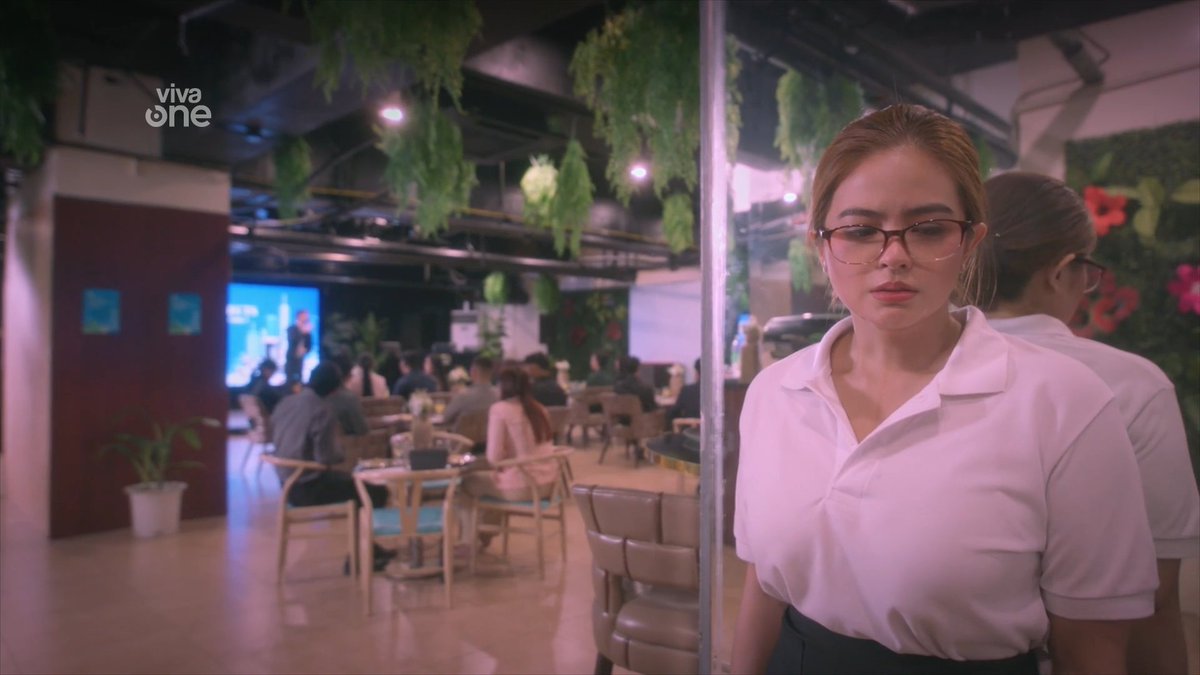 hmsytical's tweet image. Ang ganda nung scene na nags-speech 'yung arki speaker abt how leaving for Spain changed her life for the better. You can see that tiny spark in Via's eyes...and just as that hope settles in, Arkin’s performance hits. 

A song about begging someone to stay? What are the odds?
