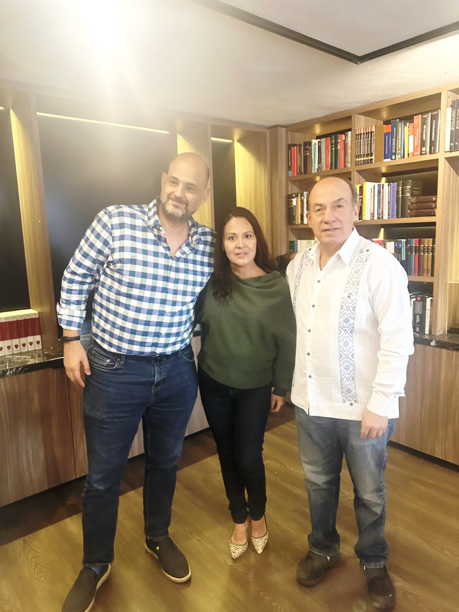 RocioGarciaRam's tweet image. Inicia el año y me siento muy agradecida por tanto apoyo, cariño y amor de mucha gente. Dios me ha puesto y honrado con estos grandes hombres que representan en mi vida esperanza y justicia: el expresidente @FelipeCalderon y mi abogado @ergmabogados #EmilianoRoblesGomezMont. Hoy…