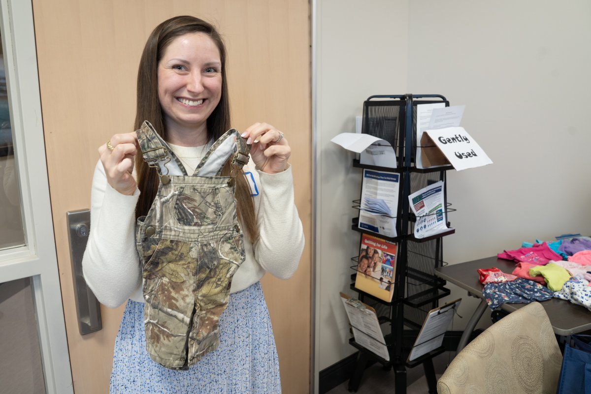 ClevelandVAMC's tweet image. Parma VA Clinic hosted a "Baby It's Cold Outside" Veteran Baby Shower! ❄️ Honoring our maternity Veterans with essential baby items. Thanks to Civic Engagement and community organizations! 💙 #VeteranSupport #CommunityStrong #ParmaOH #VAShower