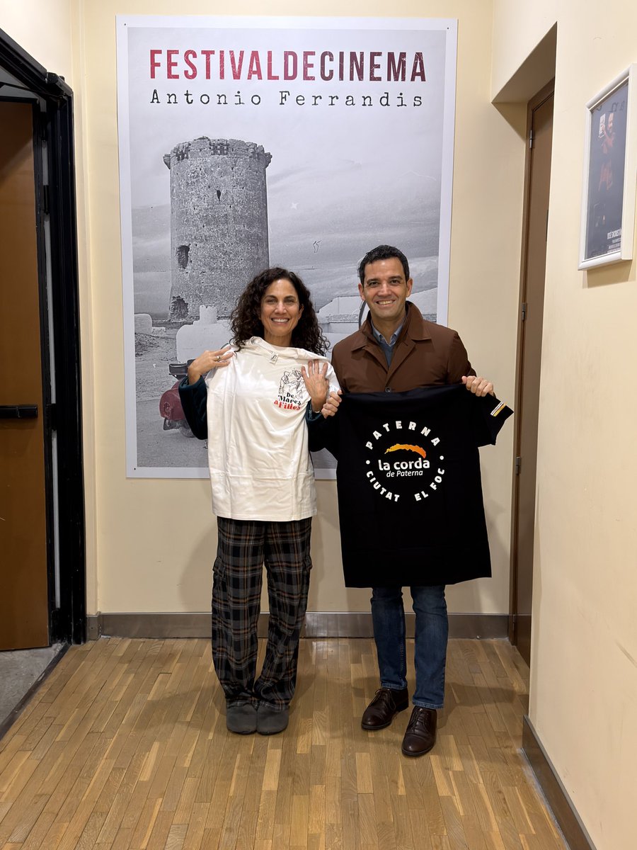 Toni Acosta ha flipado con nuestra Cordà 🔥

Hoy ha venido al Gran Teatro Antonio Ferrandis de Paterna con su obra “Una madre de película” 🎭 

Súper maja, no ha parado de preguntar sobre nuestra tradición más antigua y paternera ☺️

Por supuesto se ha llevado la camiseta “De