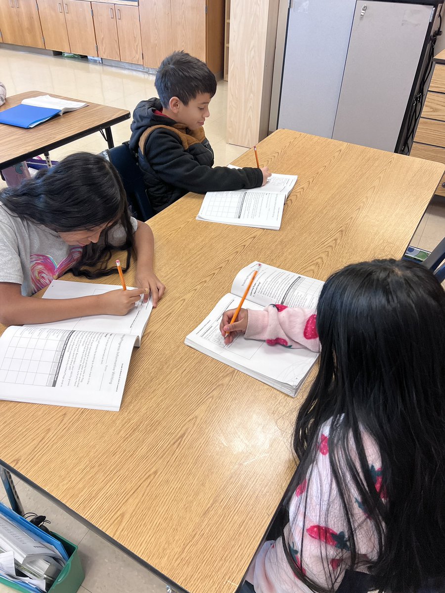 SterlingElemen1's tweet photo. 3rd Graders working on planning the conclusion paragraph of their freaky frog essay! ✏️ 🐸 @ELeducation  @CharMeckSchools  #sterlingpride🐯 #3rdGrade  #LevelUP⬆️  #Crew89 https://t.co/Cy1p6bVGNo