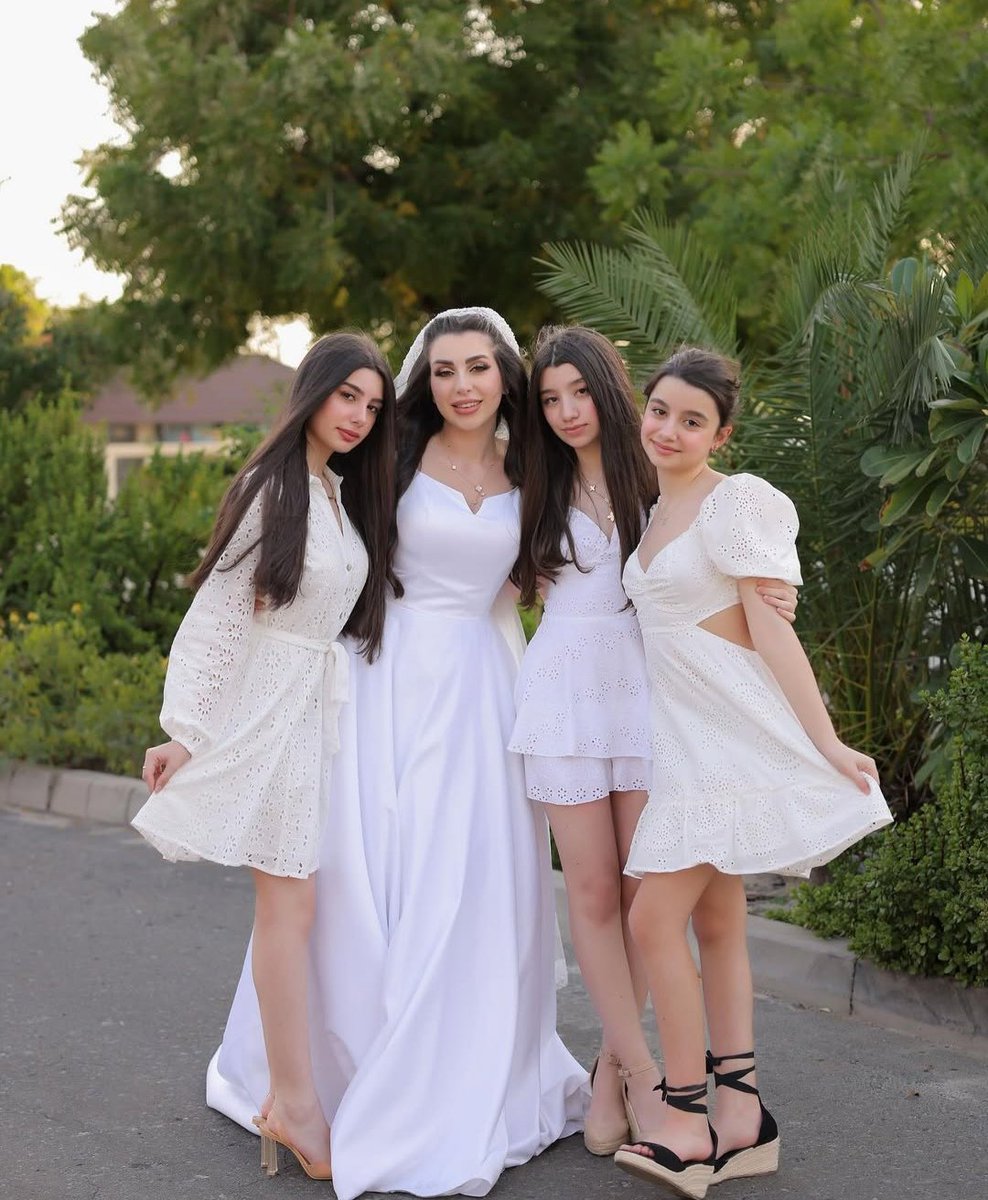 Gelinin yanına kimi seçerdin? Neden? yorumları okuyorum. detaylı yazın azalım canlarım 😛😘