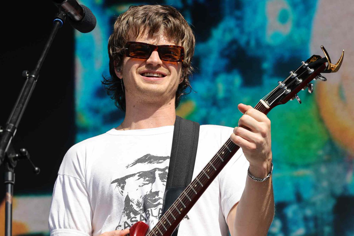 SThingsMeme's tweet image. Joe Keery says he used his Stranger Things earnings to become an independent singer, avoiding the need to sign with a label.