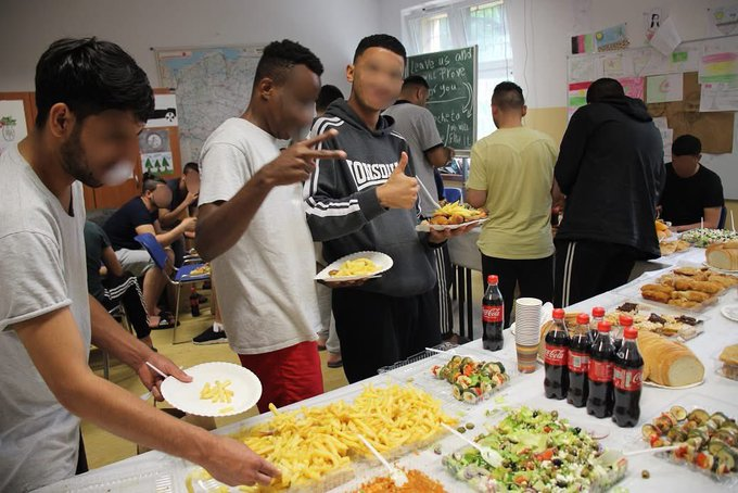 coolfonpl's tweet image. Rząd planuje obciąć stawki żywieniowe w szpitalach o 25 zł. 
Tymczasem w ośrodku dla cudzoziemców w Krośnie Odrzańskim: