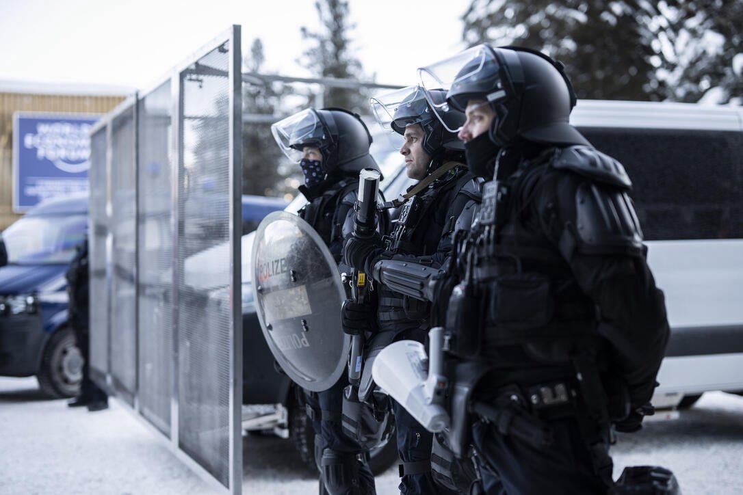 Kann mir das Jemand erklären?
Ungefähr 6000 Polizisten und Soldaten plus unzähliges Sicherheitspersonal schützen das diesjährige WEF Treffen in Davos!
Woher kommt diese Angst, wenn die doch alle nur unser Bestes wollen? 🤷🏻‍♂️🤷🏻‍♂️🤷🏻‍♂️