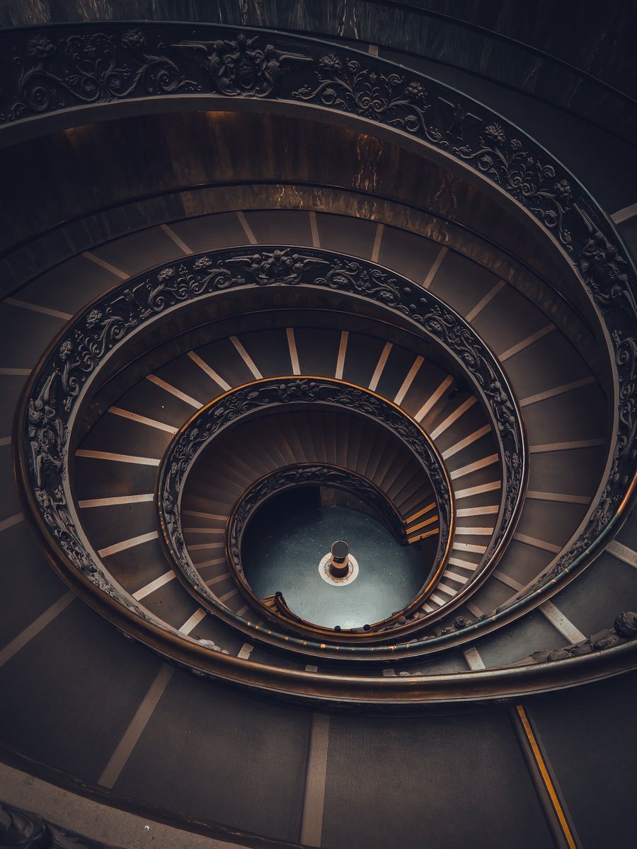Escalera Helicoidal de Giuseppe Momo (1932), de doble hélice permite subir y bajar sin cruzarse, una maravilla arquitectónica.

Museos Vaticanos, Vaticano, Ciudad del Vaticano.