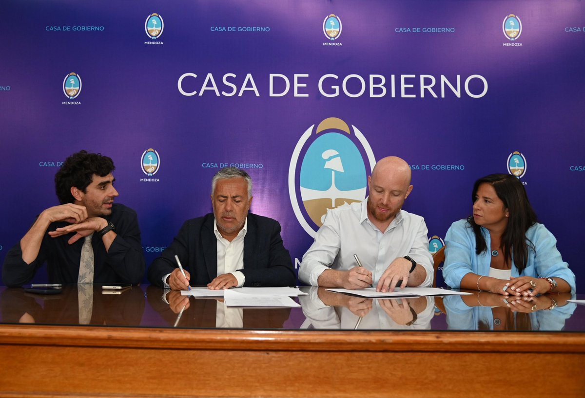 alfredocornejo's tweet photo. Anunciamos la transformación integral del Acceso Sur, una obra largamente esperada y necesaria para Mendoza. Son casi 16 kilómetros entre calle Paso y la Variante Palmira-Agrelo en Luján de Cuyo que van a transformar de manera estructural uno de los corredores más transitados de la provincia.

El Acceso Sur en la Ruta Nacional 40 es uno de los principales corredores para el turismo y la actividad productiva y hoy requiere una intervención profunda para mejorar la seguridad vial y el flujo del tránsito. La obra se organizará en dos paquetes licitatorios, con la calle Azcuénaga como eje divisorio. En el primer tramo se prevé la construcción de una tercera trocha, tres puentes elevados en los cruces con Malabia, Castro Barros y Zapiola, la ampliación de los puentes de Bulnes y Anchorena y la incorporación de rotondas en Aráoz y Azcuénaga, con el objetivo de eliminar giros peligrosos y ordenar la circulación. El segundo tendrá la refuncionalización general de la traza actual.

Estamos avanzando en los procesos administrativos de rutas de jurisdicción nacional que decidimos asumir ante la urgencia de mejorar la conectividad. En ese marco, hay una buena respuesta del sector privado para participar de estas obras, bajo un esquema de gestión transparente, ordenado y confiable.