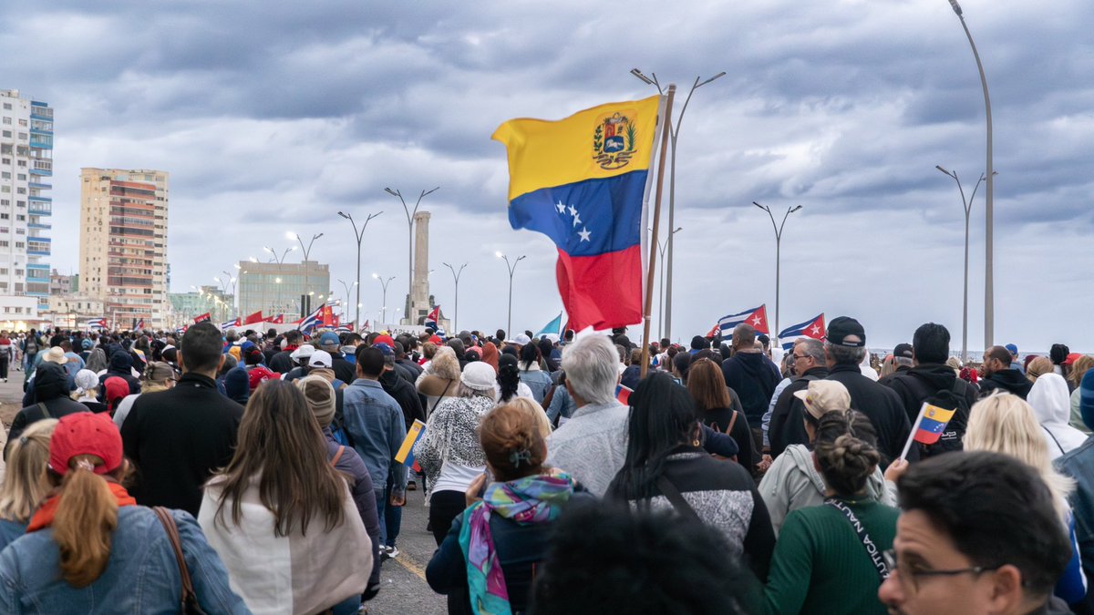 embacubahungria's tweet image. Miguel Díaz-Canel elnök:

És 32-ből ezrek lettek, tízezrek, százezrek minden egyes #Kuba-beli városban, ahol megszülettek. Erre utal szent Himnuszunk, amikor azt hirdeti: „a Haza büszkén szemlél benneteket”.

🖤🇨🇺✊

#HonorYGloria 
#Cuba
#Venezuela
