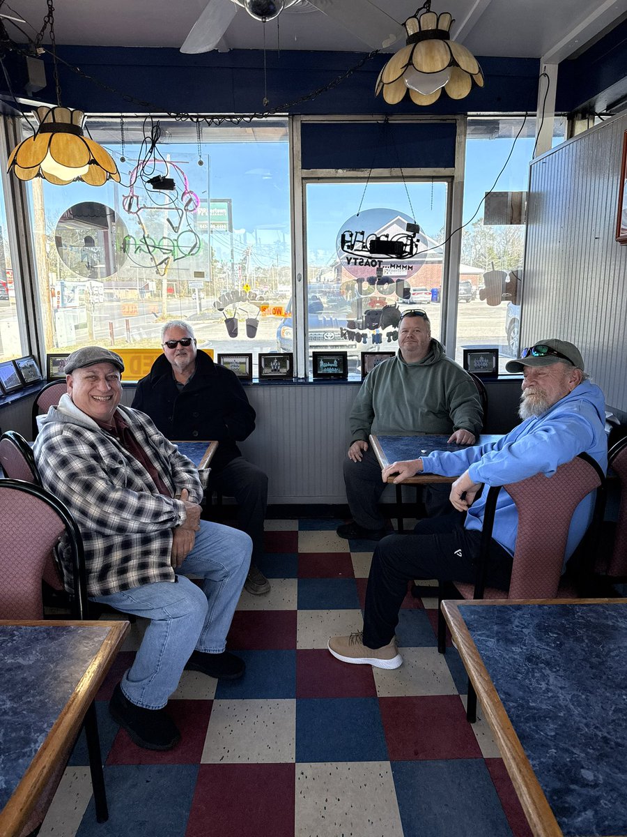 ChestnutTim's tweet image. Cold here today !!!
 the Crew  and Me