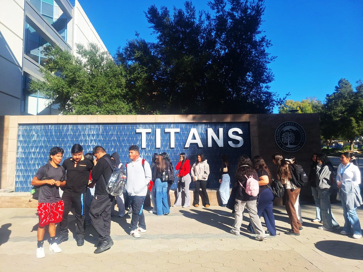 ComptonUnified's tweet image. 🎓✨ 50 CUSD EL Scholars Visit Cal State Fullerton
EL Scholars from @MightyTarbabes &amp;amp; @DominguezHSDons  toured @csuf &amp;amp; learned about admissions, financial aid, and more —part of CUSD’s year-round college tours program. 🏫📚

#ComptonUnified #CollegeBound #CollegeGoingCulture