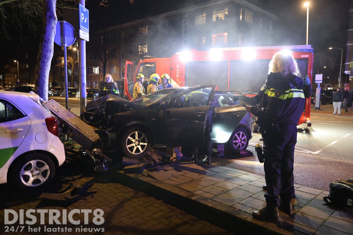 Automobilist botst tegen parkeerautomaat op Troelstrakade, Den Haag