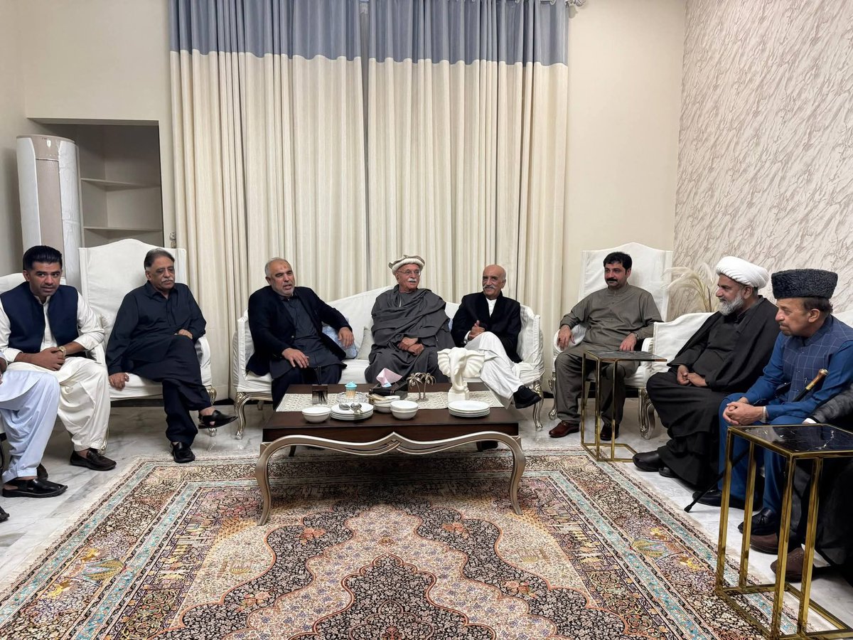 تحریکِ تحفظِ آئینِ پاکستان کے سربراہ چیئرمین پشتونخوا ملی عوامی پارٹی اپوزیشن لیڈر قومی اسمبلی محترم مشر محمود خان اچکزئی، اور وفد کی پاکستان پیپلز پارٹی کے مرکزی  رہنما سید خورشید شاہ کے گھر آمد