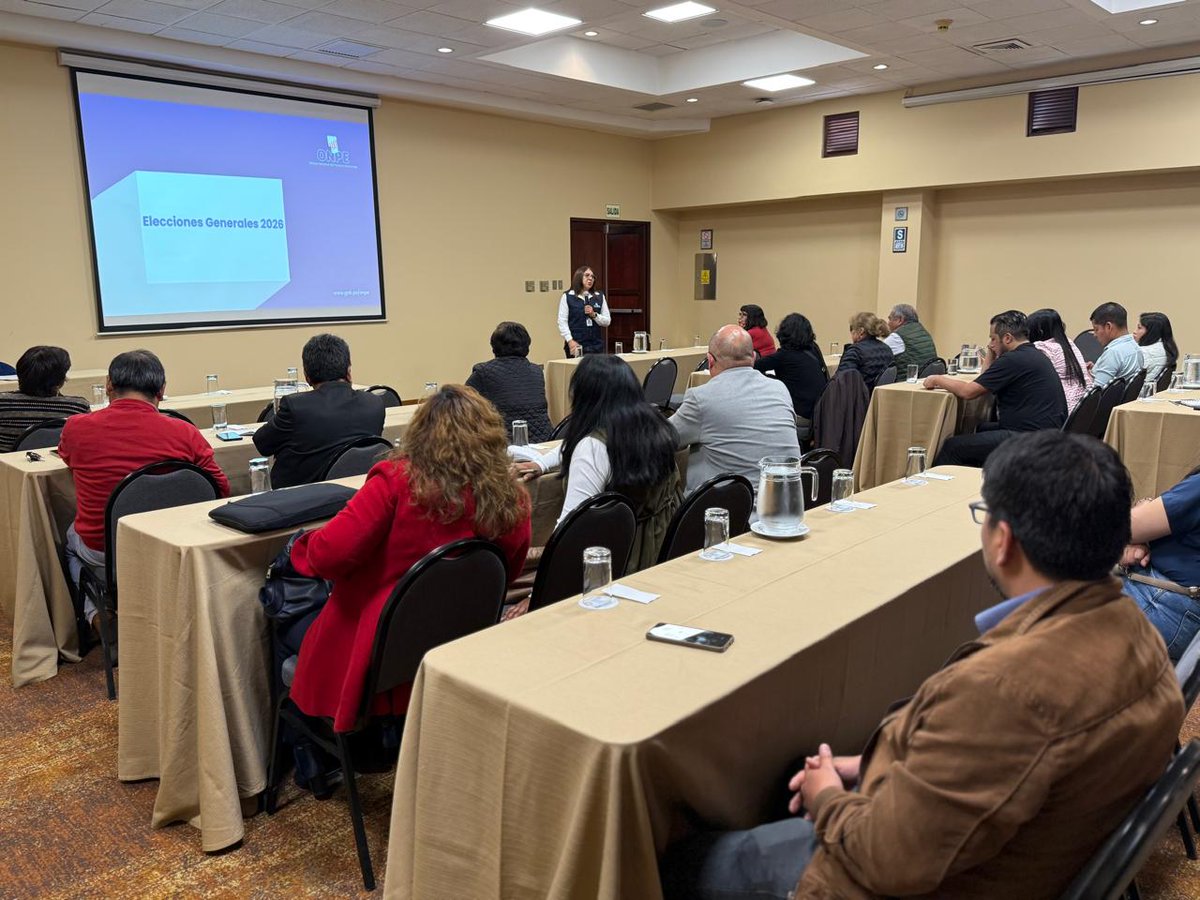 ONPE_oficial's tweet image. #ONPEenRegiones | Nuestra gestora de la #ORCArequipa, Brenda López, participó como expositora en el taller “Votar Informados”, donde presentó el tema “Elecciones Generales: novedades, hitos y más” ante más de 35 participantes.