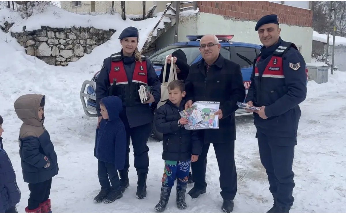 Tokat'ın Pazar ilçesinde yoğun kar yağışı nedeniyle okuluna gidemeyen 9 öğrenciye, jandarma ekipleri tarafından karneleri evlerinde teslim edildi.❄️👏🏻👏🏻👏🏻👮