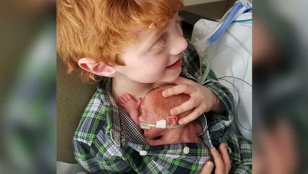 Wzruszająca historia sprzed lat. Sześciolatek, który tuli wcześniaka ważącego niewiele ponad kilogram. Lekarze proponowali aborcję - rodzice...