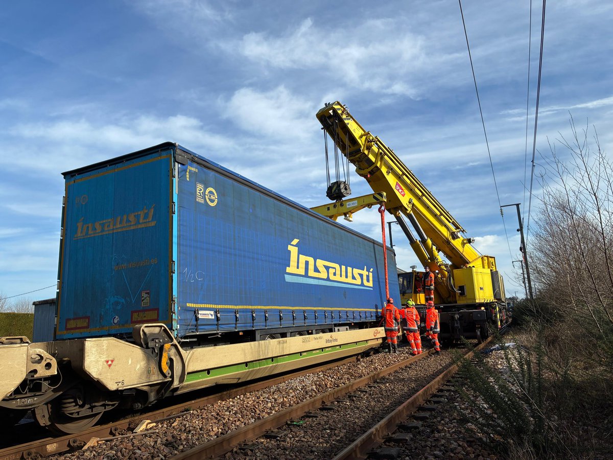 À Carentan, les opérations de relevage ont démarré dès ce matin. Deux grues Kirow et une centaine d’agents <a href="/SNCFReseau/">SNCF Réseau</a> pour dégager au plus vite ce train de 640m de long et permettre la reprise la plus rapide possible des circulations entre Lison et Cherbourg <a href="/train_nomad/">SNCF NOMAD TRAIN</a>