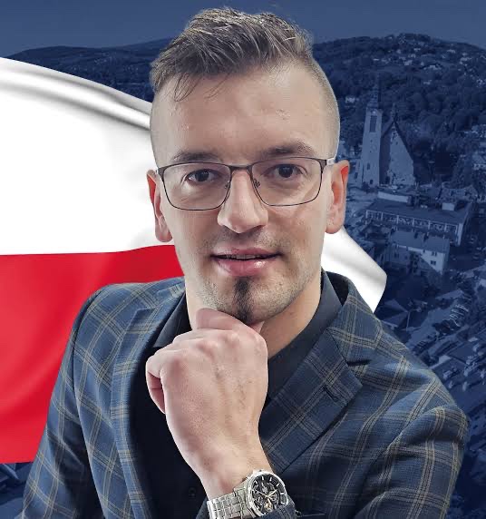 Propeertys's tweet image. To jest Konrad Kucharzak który miał 1 na liście konfederacji - został aresztowany na 3 miesiące za handel narkotykami i udział w grupie przestępczej 
W jego mieszkaniu zabezpieczono ponad 2kg mefedronu , broń i amunicję