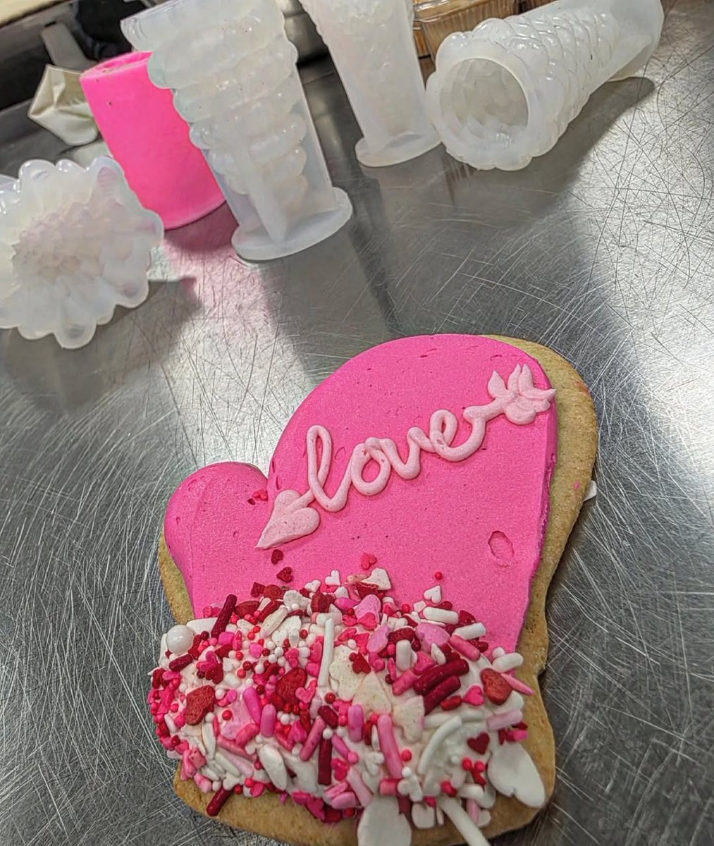 Love is Definitely in The Air here at @hanischbakery Check these Love Mittens to make any day extra sweet day!! #mnbestdonuts #mnbestbakery #bestriverroadbakery #tcltop5bakerymn #theyarechocolatemolds