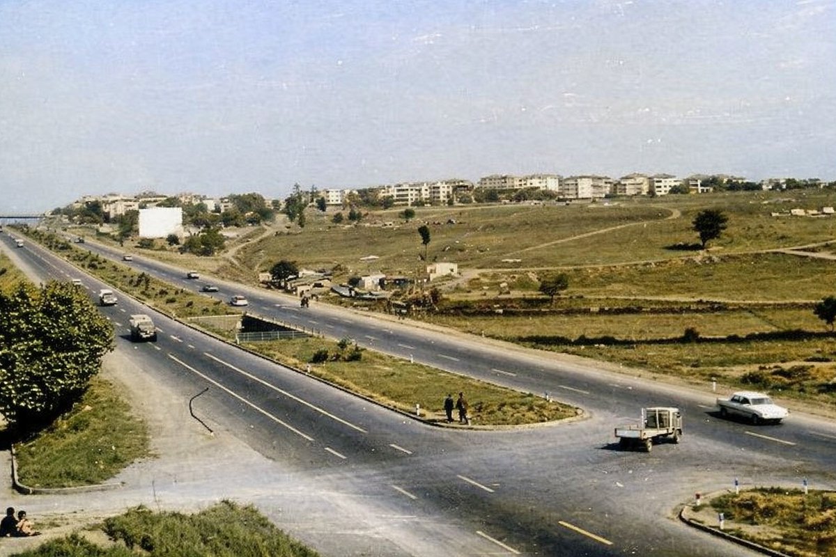 Looking toward Acibdem from Koşuyolu, Kadıköy, İstanbul, 1960s

Photo from Kadıköy Ansiklopedisi