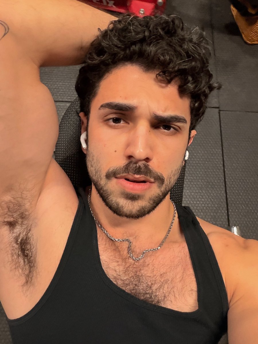 flexxxofblue's tweet image. i love my grey hairs 🥴