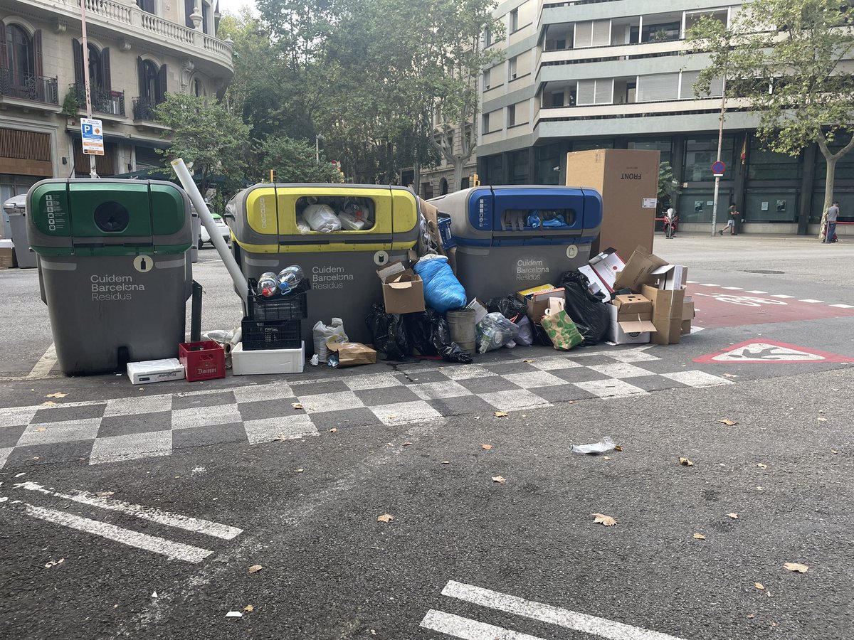 Hola, <a href="/bcn_ajuntament/">Ajuntament de Barcelona</a> , ja soc aquí, i veig que tenim la mateixa merda de sempre!! Enric Granados Mallorca.