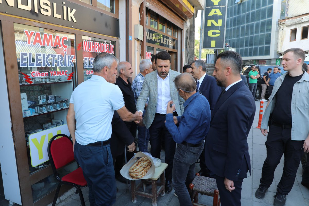 Türkiye Yüzyılı buluşmaları kapsamında Bitlisli esnaflarımızı ziyaret ederek görüş ve taleplerini dinledik. 

Şehrimizin kalkınması için birlikte çalışmaya devam edeceğiz