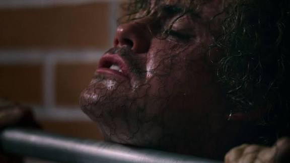 estética rara: você tá possuído e a sua irmã mais nova é os amigos dela te prendem numa sauna quase pegando fogo de tão quente pra ver se o demônio tá em você de verdade