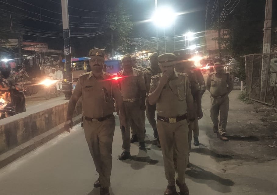 #SSPBareilly के निर्देशन में थाना बहेड़ी #bareillypolice द्वारा अपराध नियंत्रण, शांति एवं कानून व्यवस्था बनाये रखने तथा आमजन में सुरक्षा भावना जागृत करने के दृष्टिगत मुख्य मार्गों व सार्वजनिक स्थानों पर पैदल गश्त की गयी।                                 
#UPPolice 
#FootPatrolling