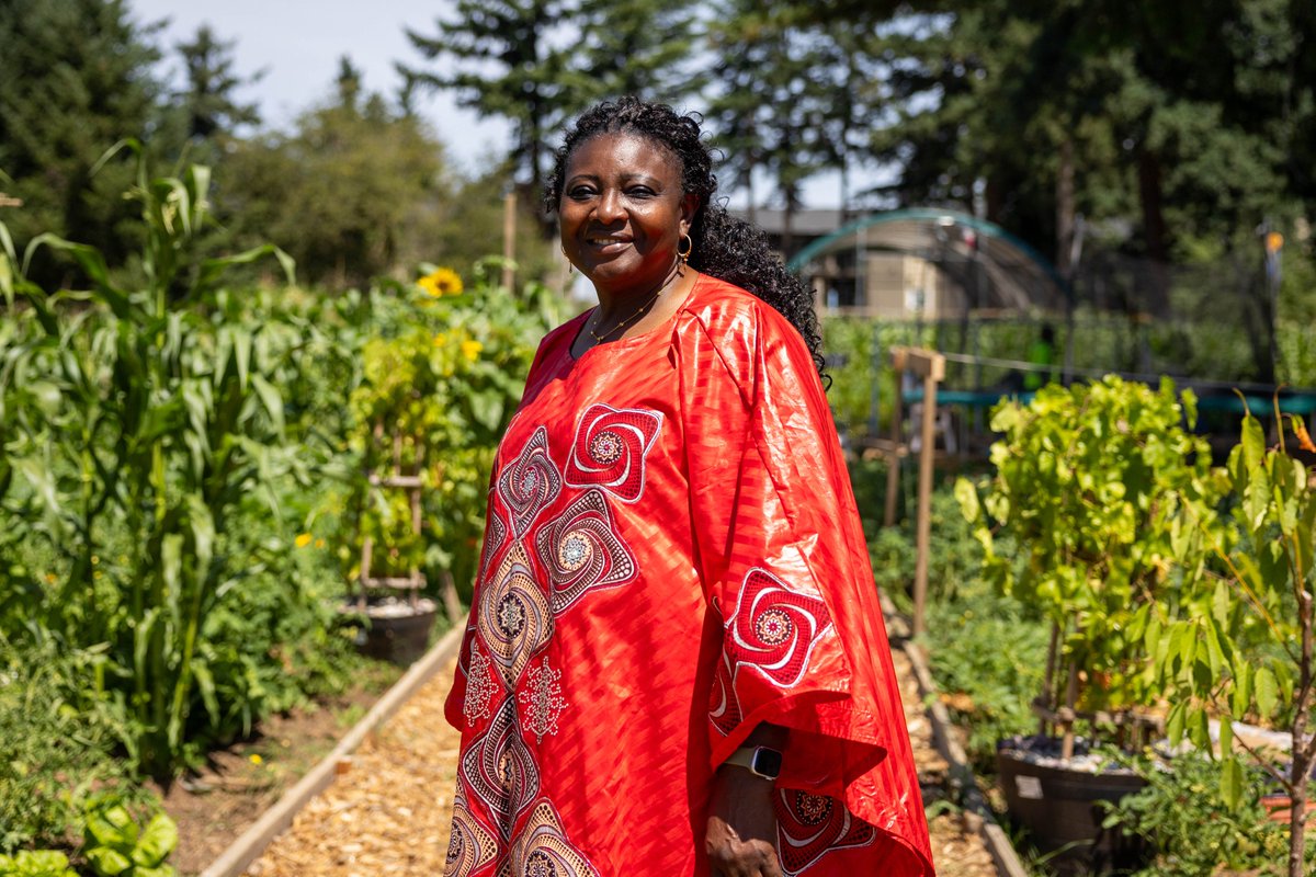 Roseline Vakkai migrated to the U.S. from Nigeria 16 years ago. She founded the Women’s Rainbow Farm in 2022.

The farm is divvied up into different plots where migrant women can grow their own crops.

Story up on the @oregonian now.

oregonlive.com/environment/20… 🗞

#photojournalism