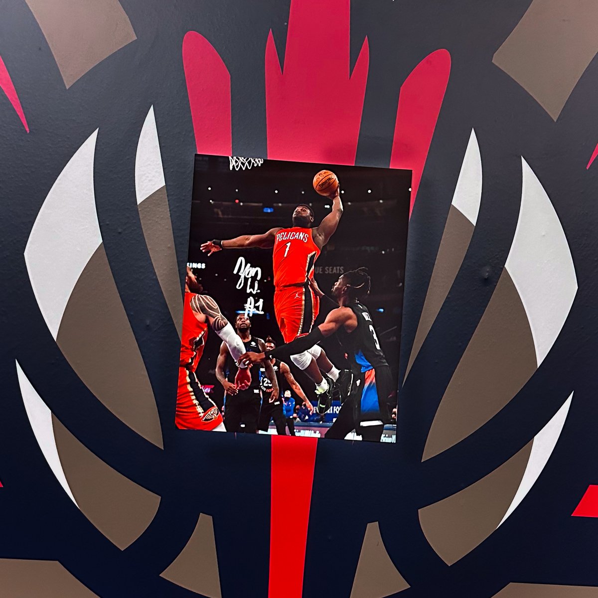 RT for a chance to win a Zion autographed photo 👀

#Pelicans | Rules: neworlns.co/RulesRT