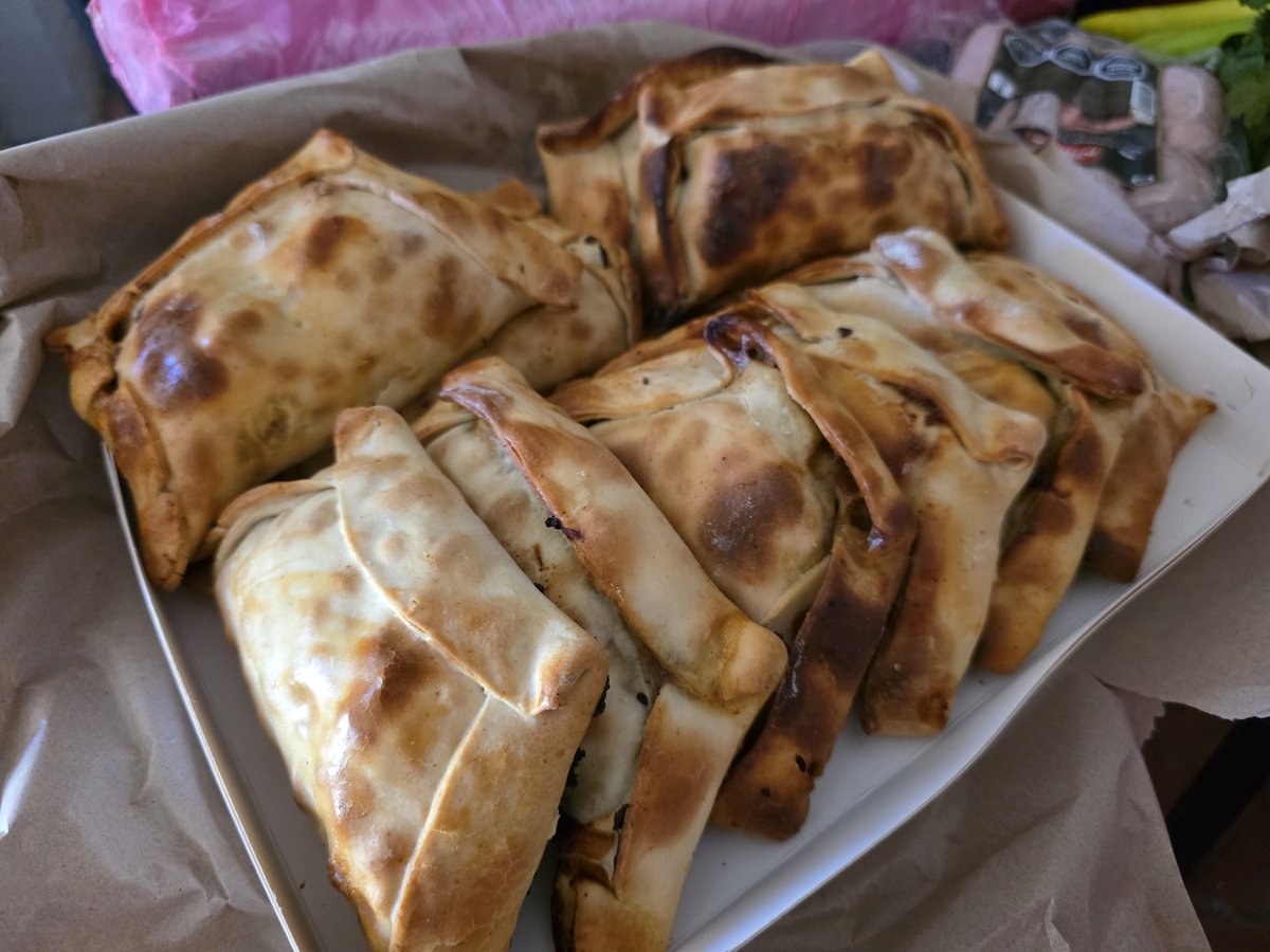 RutaDelHinchaCC's tweet image. Jornada finalizada en Puente Alto!! 💪🏾💪🏾👏🏾👏🏾👏🏾
Les dimos un cariñito al corazón de los que menos tienen.
No cambiamos en nada las vidas de esas familias, pero estamos seguros que esas ricas empanaditas de horno,y deliciosos choripanes les servirá para reunirse, compartir y tener…